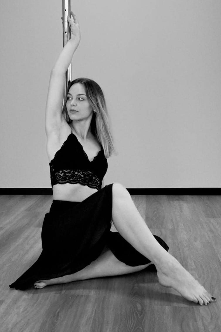 Maria an der Pole-Stange im Kursraum von Nicoles Powerhouse