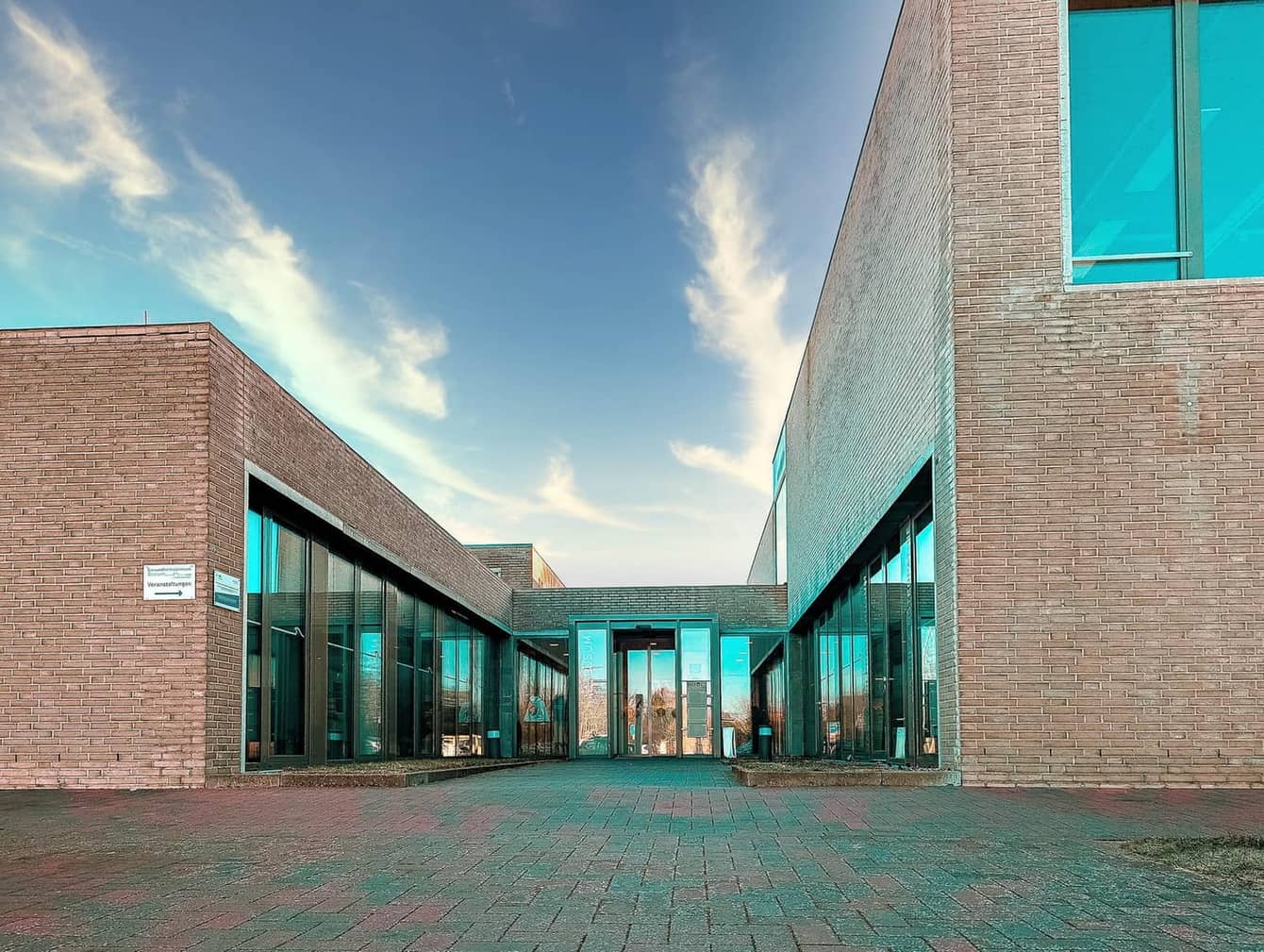Das Gesundheitszentrum Büsum mit Physiomar unter blauem Nordseehimmel
