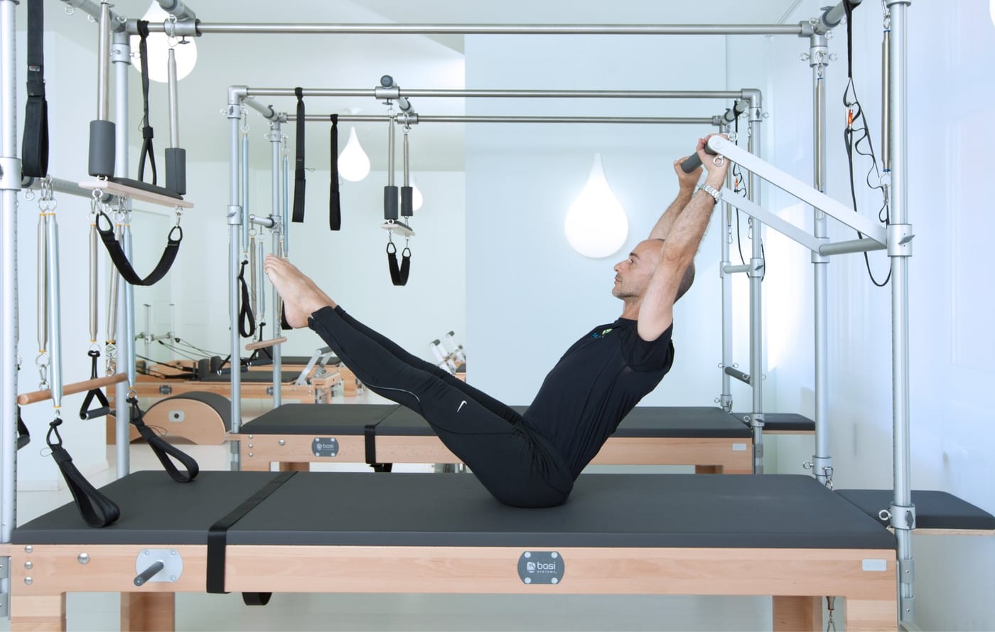 Mario Alfonso trainiert an einem Pilates-Gerät bei Pilates Essenza
