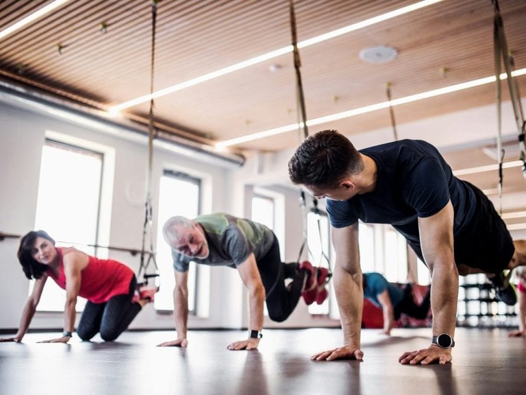 Pilatesserie — Pilates-Mattenunterricht in kleiner Gruppe