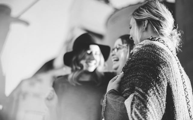 Drei Teilnehmerinnen eines PODIUM-Seminars lachen miteinander