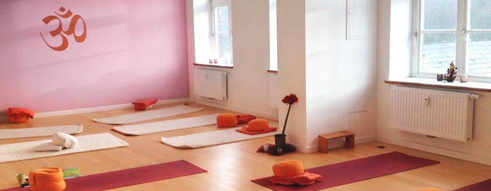 Yoga-Studio Raum für Yoga in Eckernförde — heller Raum mit OM-Wand und Yoga-Matten