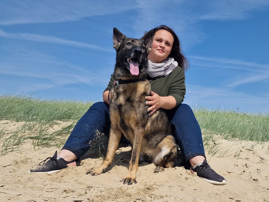 Saskia Dewald mit ihrem Schäferhund Toffy am Strand in den Dünen