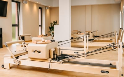 Reformer-Gerät aus hellem Holz im Pilates Reformer Loft