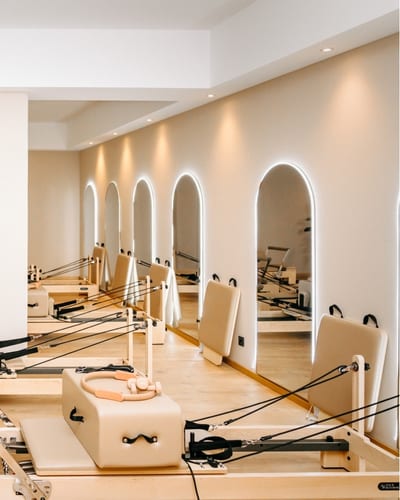 Beleuchtete Spiegelbögen und Reformer im Pilates Reformer Loft Attendorn
