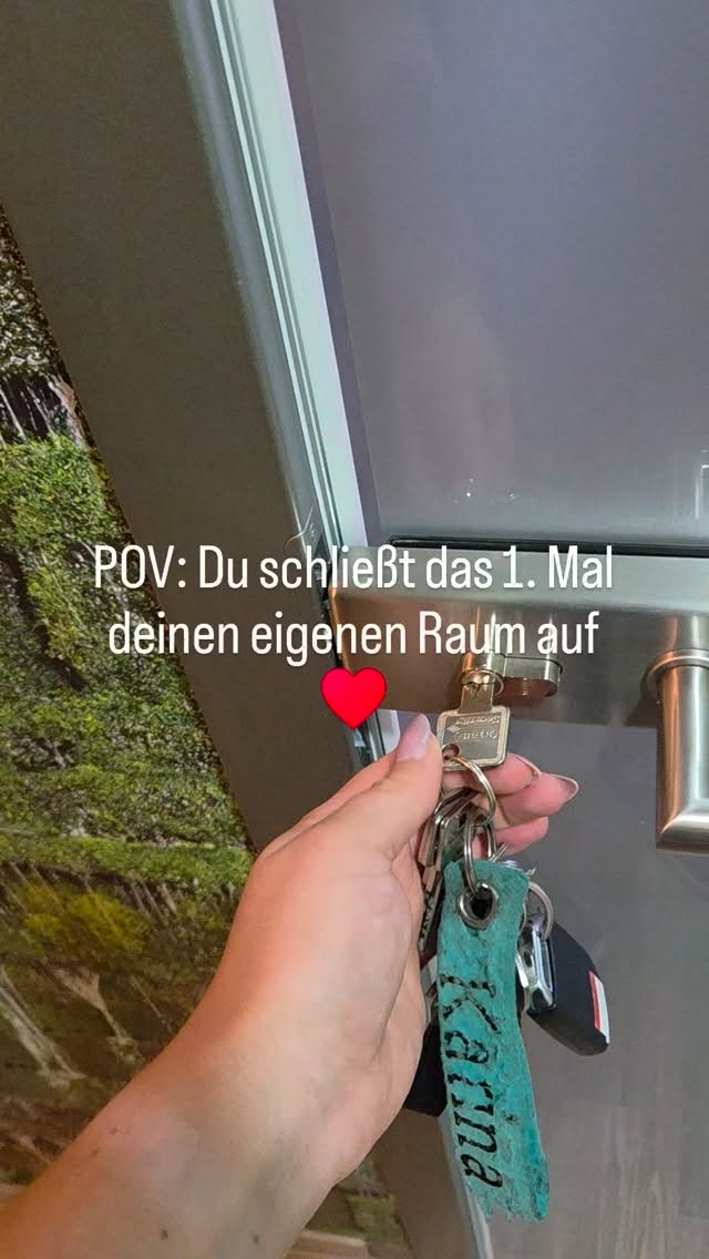 Karinas Hand mit dem Schlüsselbund vor der Tür des neuen Kursraums in Cloppenburg