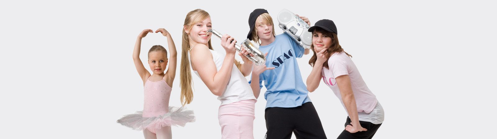 Kids und Teens des SDAC in SDAC-Shirts mit Boombox und Ballett-Tutu