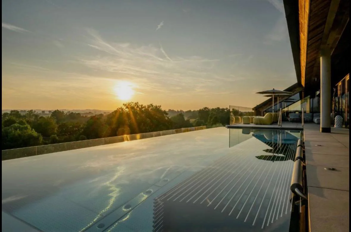 Infinity-Pool des Wellnesshotels in Bad Füssing im Sonnenuntergang