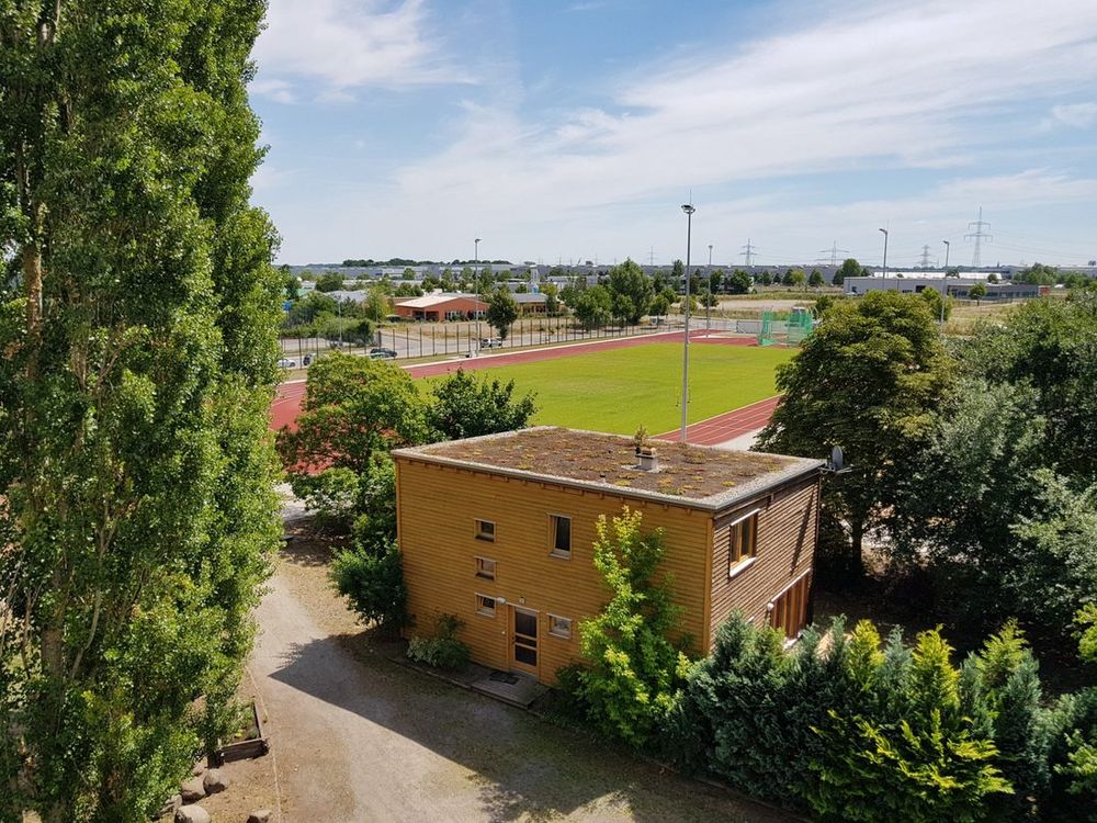 Luftaufnahme des Vereinsgeländes mit Sportplatz, Laufbahn und Vereinsheim in Nauen