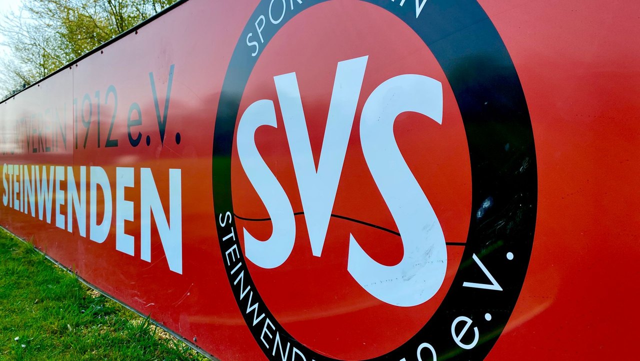 Rotes Vereinsbanner des SV Steinwenden 1912 e.V. mit dem SVS-Logo