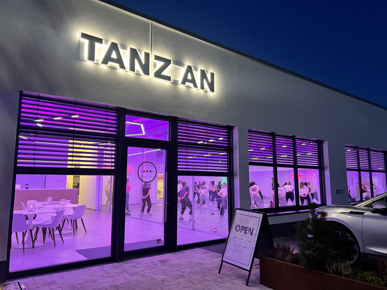 TANZ AN – Home of Dance, Tanzstudio bei Nacht