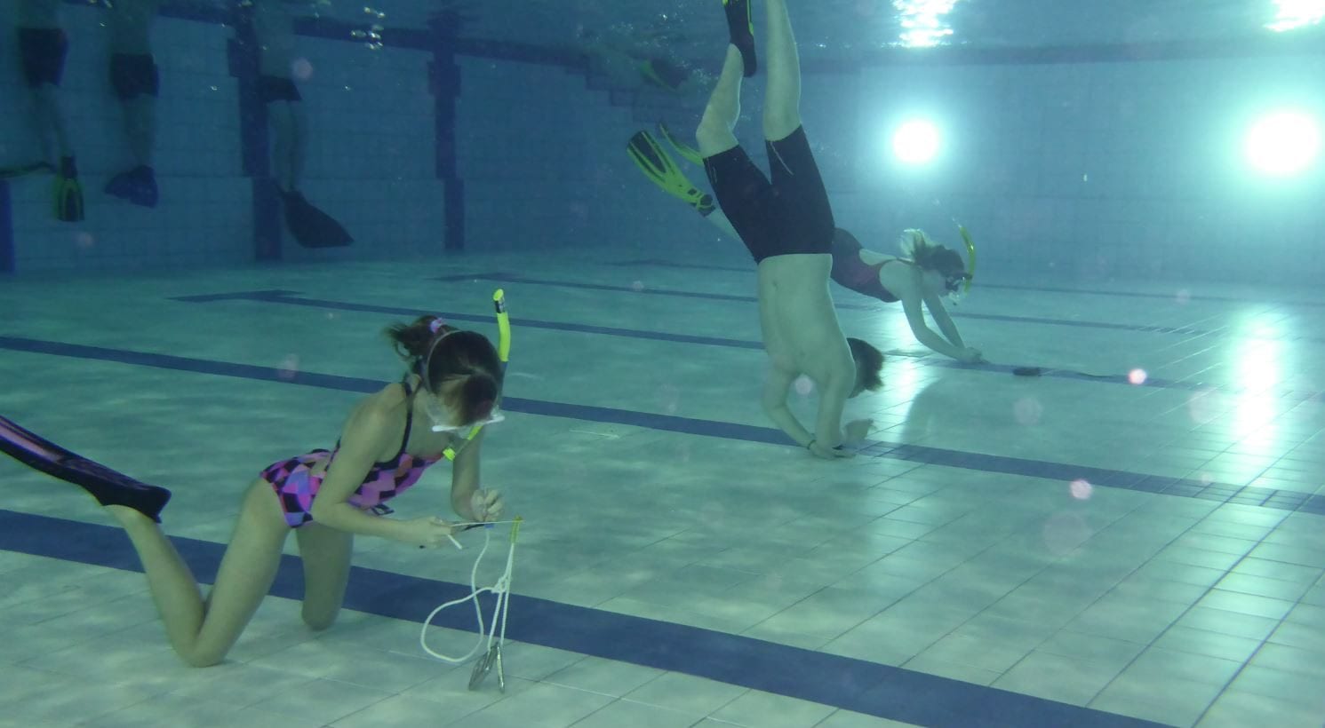 Jugendliche beim Tauchtraining im Hallenbad