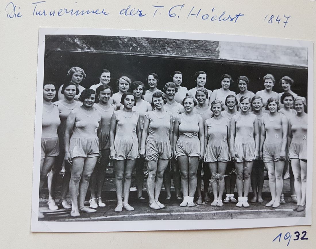 Albumseite von 1932: Die Turnerinnen der Turngemeinde Höchst 1847 in Vereinskleidung