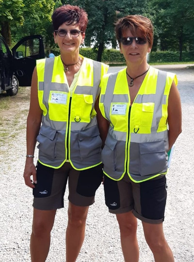 Zwei Mantrailing-Trainerinnen in Signalwesten auf dem Trainingsgelände