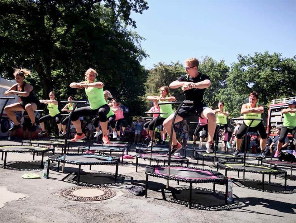 Große Jumping-Fitness-Gruppe des TSV Burgfarrnbach auf Trampolinen