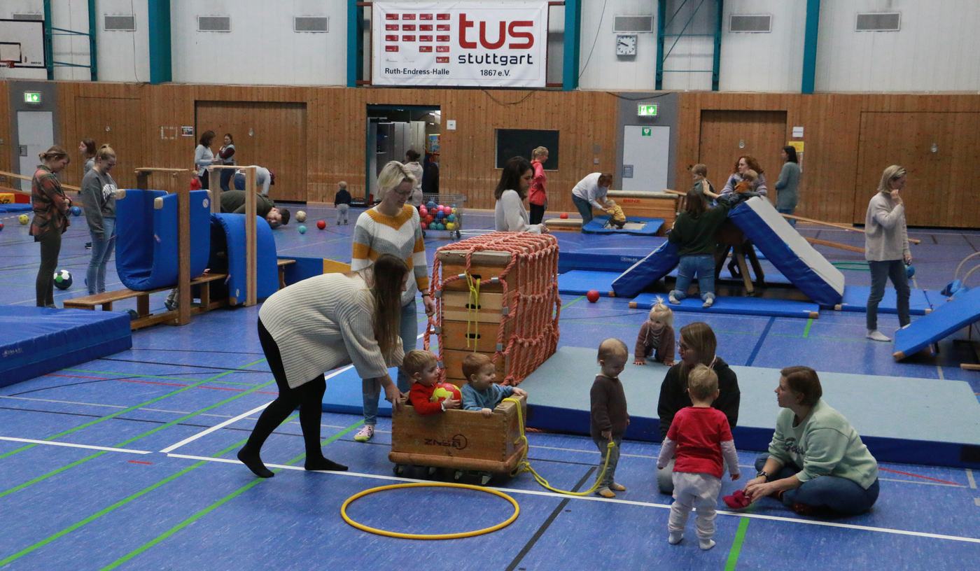 KrabbelBabbel in der Ruth-Endress-Halle: Eltern und Kleinkinder an Kletterwürfel, Bollerwagen und Großgeräten