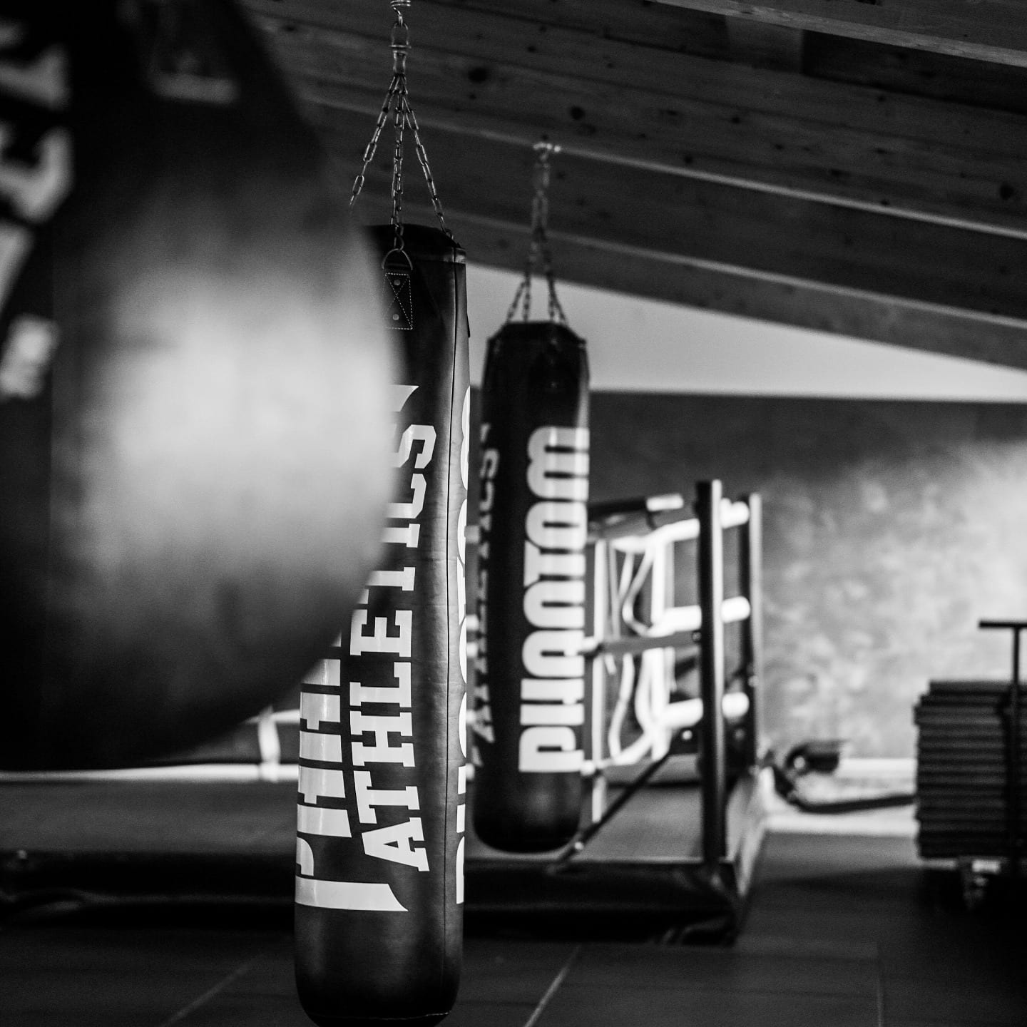 Boxbereich mit Sandsäcken und Ring im Unique Gym Hof