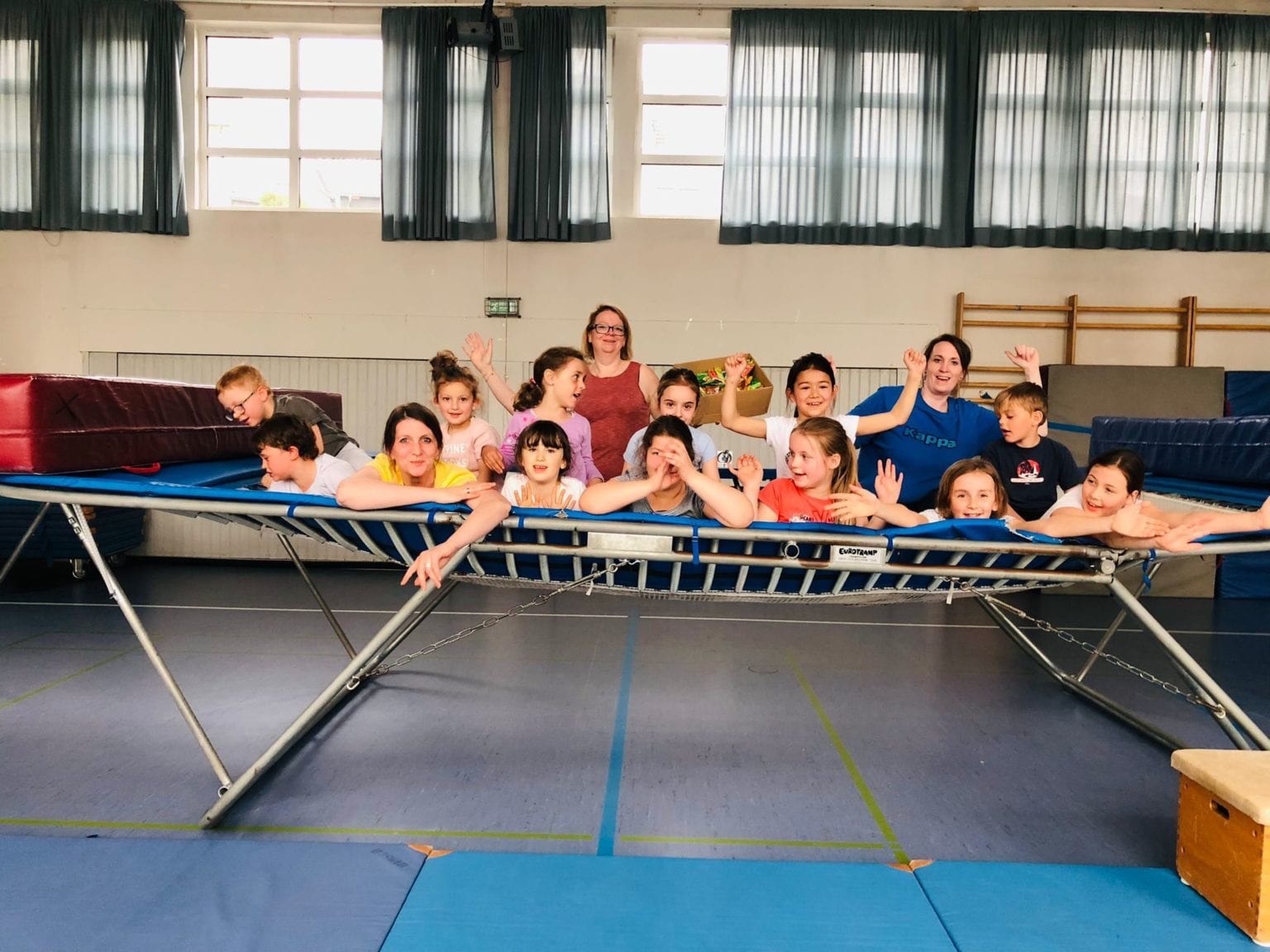 VTV Freier Grund, Kinder und Übungsleiterinnen am Trampolin in der Turnhalle
