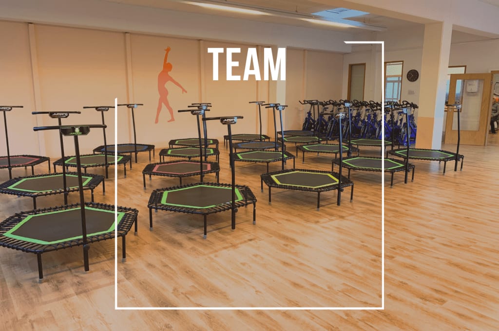 Trampoline im Well-Come Studio mit TEAM-Schriftzug