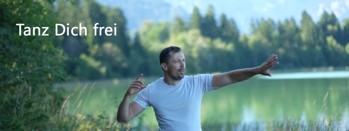 Wolfgang Dodel tanzt frei am See im Allgäu