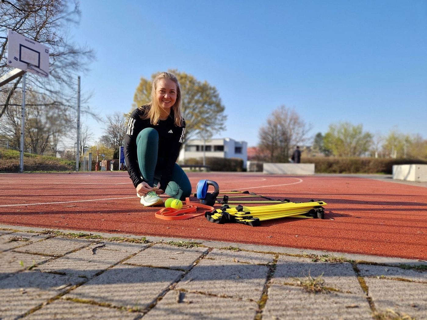 Sabrina Gründler bereitet ihr Outdoorfitness-Equipment auf der Tartanbahn in Fellbach-Schmiden vor