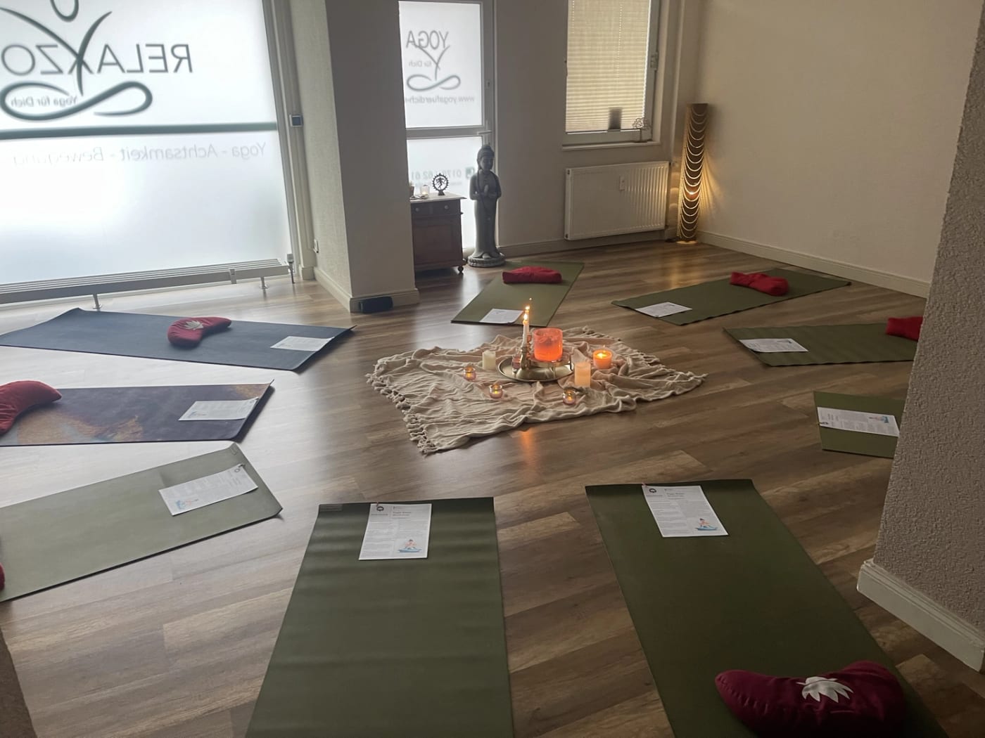 Studio von Yoga für Dich: Matten, Kissen und Kerzen in warmem Licht