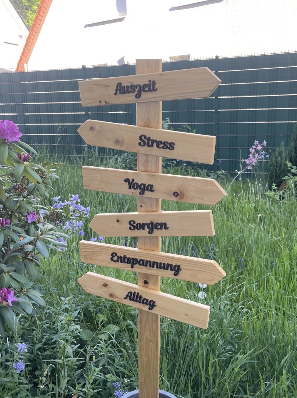 Holz-Wegweiser im Garten von Yoga für Dich: Auszeit, Yoga, Entspannung statt Stress, Sorgen, Alltag