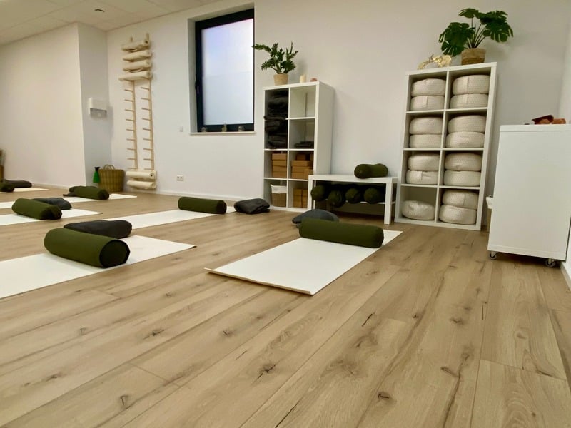 Yoga Glück — Meditation am Meer bei Sonnenuntergang