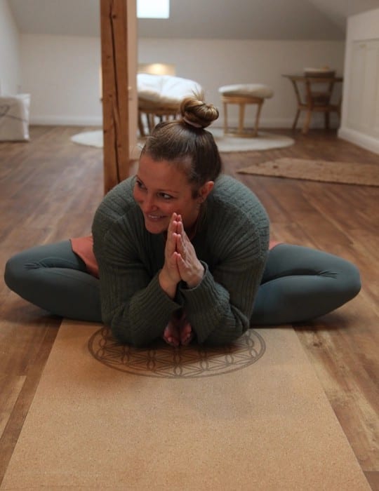 Manja in einer Yoga-Haltung in ihrem Kursraum in Wunstorf