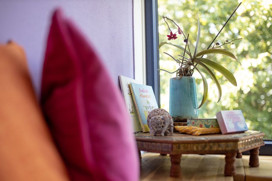 Fensterbank im Studio der Yogafabrik mit Orchidee und kleinem Elefanten