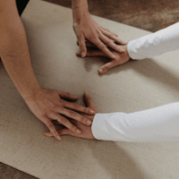 Hände auf einer Yogamatte — Yoganest Aalen