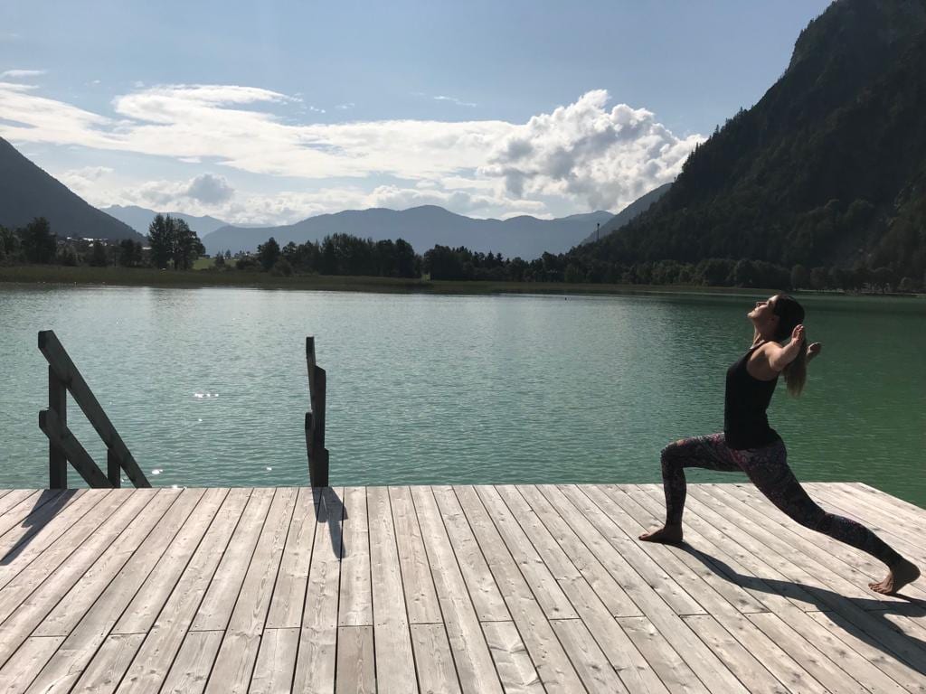 Bianca Gerlach im Ausfallschritt beim Yoga am Bergsee