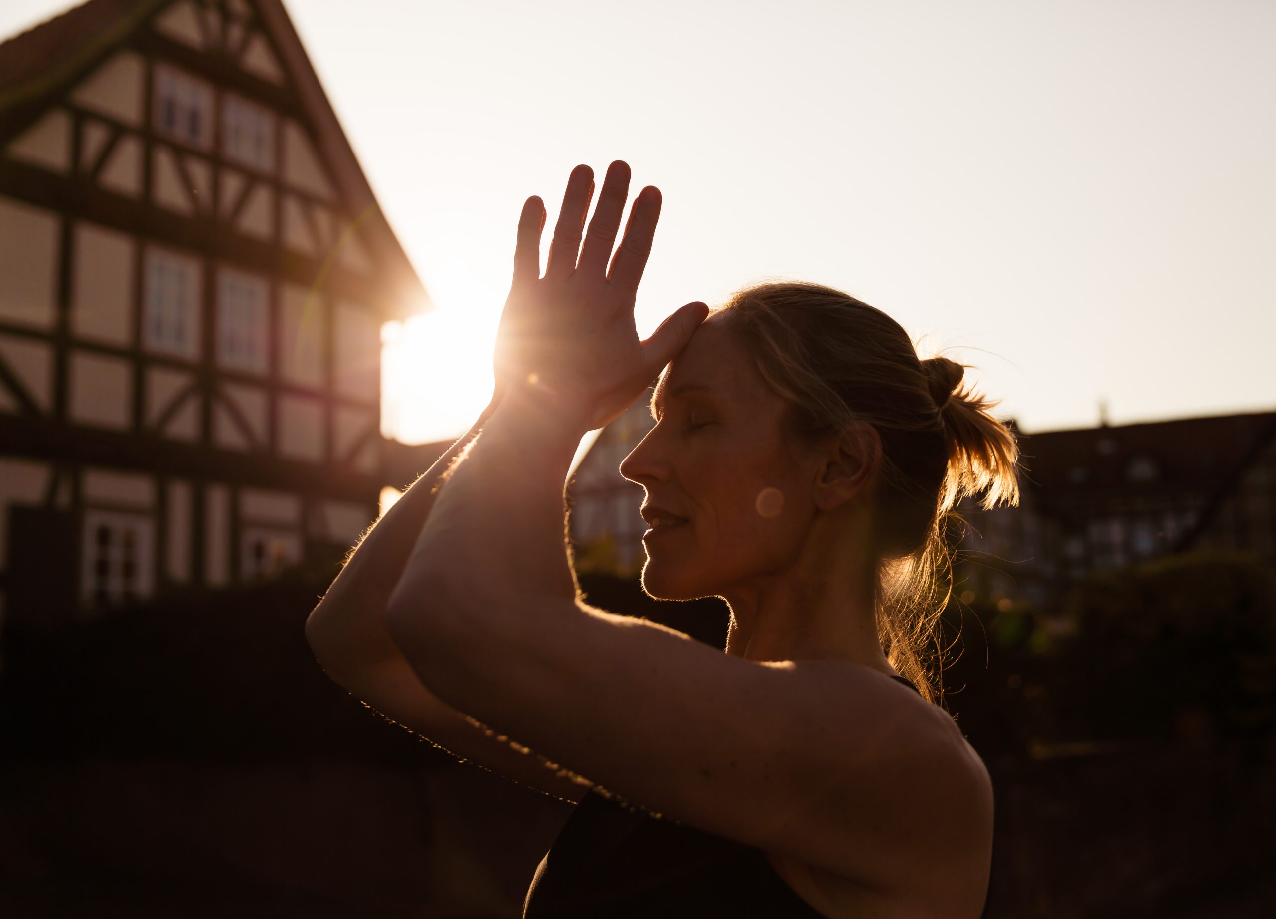 YourLife.Yoga — Annouck im Pranayama vor Fachwerk in Rotenburg an der Fulda